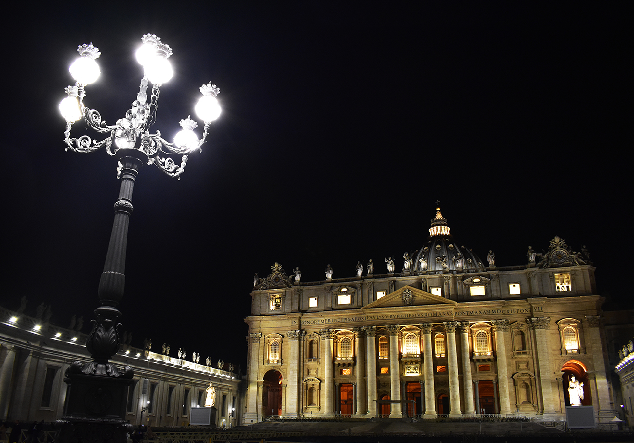 Piazza San Pietro di notte